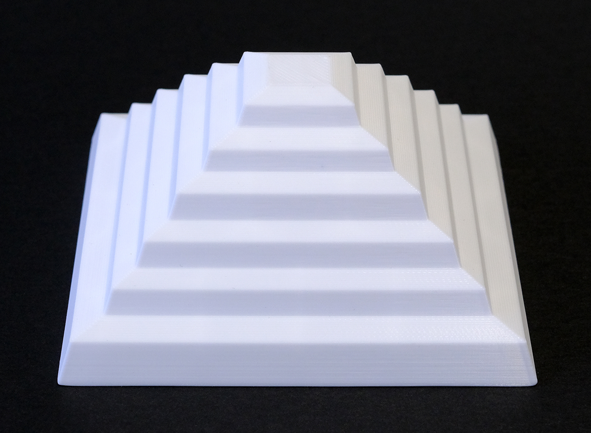 ジェセル王のピラミッド(階段ピラミッド)の3D模型の画像で、形状としては階段状で、6つの、次第に小さくなる長方形の段を積み重ねた形状となっている。